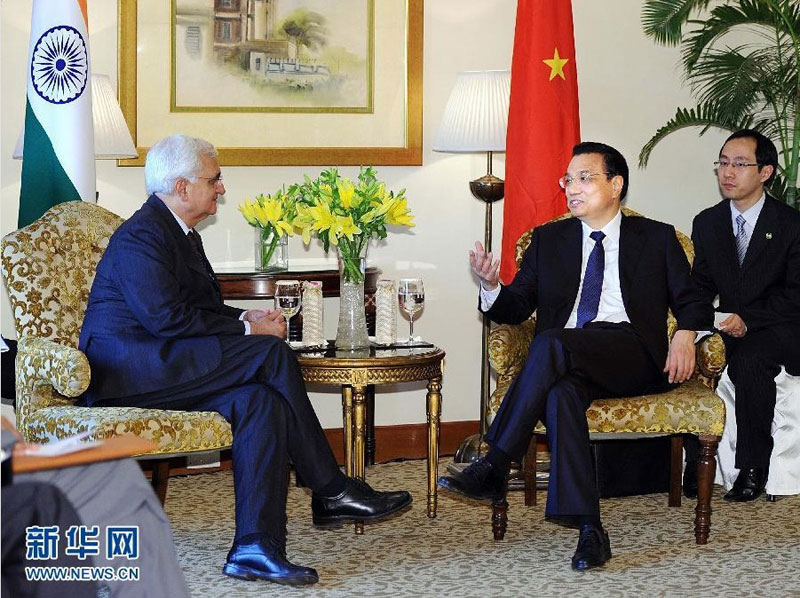 5月20日,中国国务院总理李克强在新德里礼节性会见印度外长胡尔希德。 新华社记者 李涛 摄