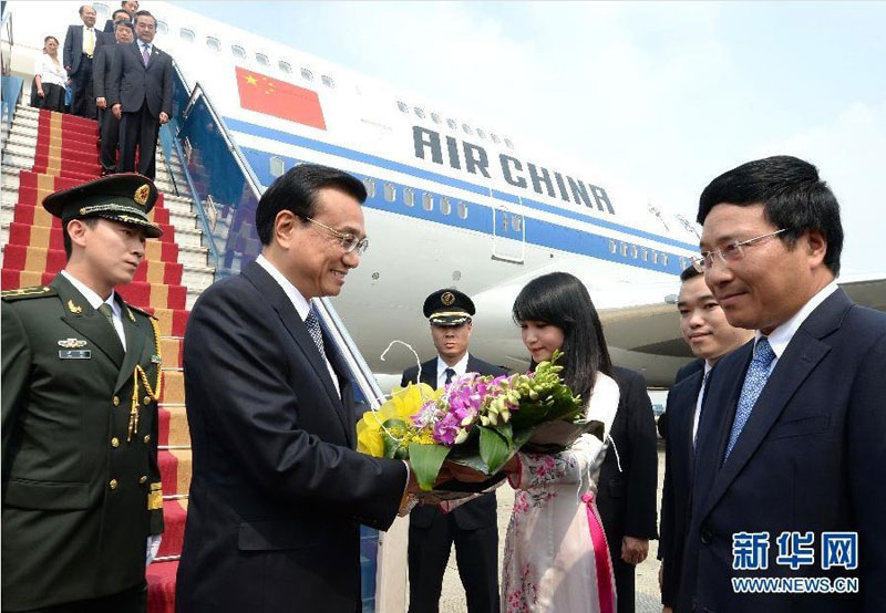 10月13日,中国国务院总理李克强抵达河内,开始对越南进行正式访问。越南外交部长范平明(右一)到机场迎接。 新华社记者刘建生摄