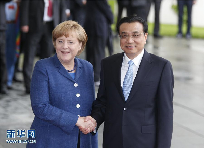 5月26日,国务院总理李克强在柏林出席德国总理默克尔举行的欢迎仪式后,同默克尔举行会谈。 新华社记者 鞠鹏 摄