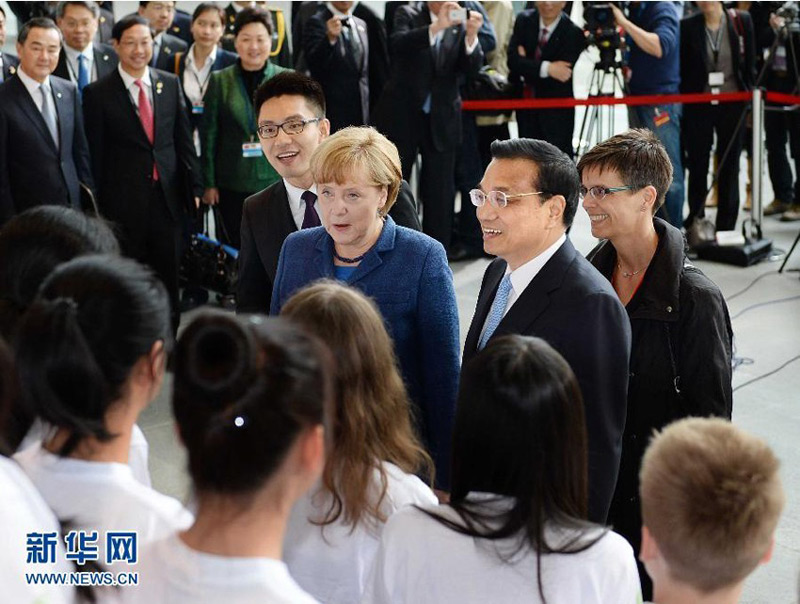 5月26日,国务院总理李克强在柏林同德国总理默克尔共同会见出席中德语言年开幕活动的学生代表。 新华社记者 李涛 摄