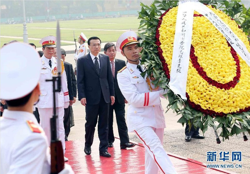10月14日,中国国务院总理李克强在河内向胡志明陵敬献花圈。新华社记者 刘卫兵 摄