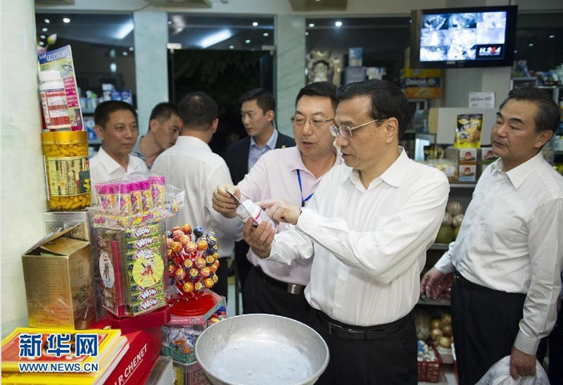 10月14日晚，李克強總理在河內下榻飯店旁的西湖畔散步，路旁的一家小商店還亮著燈光，李克強信步走入店鋪。店鋪主人一眼就認出了這位客人，喜出望外，說今天還在電視上看到中國總理，沒想到會來到自己的小店。李克強拿起貨架上的貨品仔細查看價格，並詢問主人店鋪經營狀況、生意如何、中國游客多不多，小店主人一一作答，店內不時傳出歡快的笑聲。小店即將打烊，李克強挑選了四盒茶、一盒蓮子和一盒果脯，並親手將錢交到店主手中。新華社記者黃敬文攝