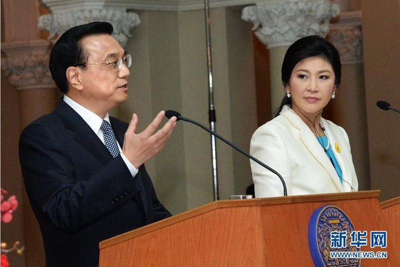 10月11日,中国国务院总理李克强在曼谷同泰国总理英拉举行会谈后共同会见记者。 新华社记者刘建生摄