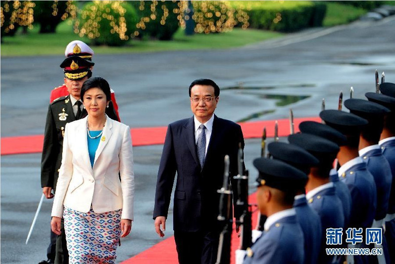 10月11日,国务院总理李克强在曼谷泰国总理府同泰国总理英拉举行会谈。这是会谈前,英拉在总理府前广场为李克强举行隆重的欢迎仪式。新华社记者黄敬文摄