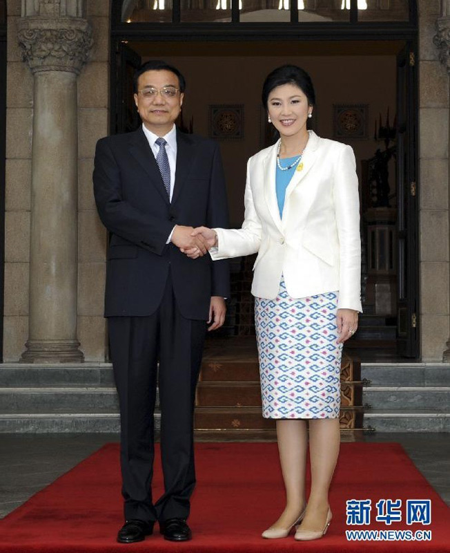 10月11日,中国国务院总理李克强在曼谷泰国总理府同泰国总理英拉举行会谈。这是会谈前,英拉在总理府前广场为李克强举行隆重的欢迎仪式。新华社记者饶爱民摄
