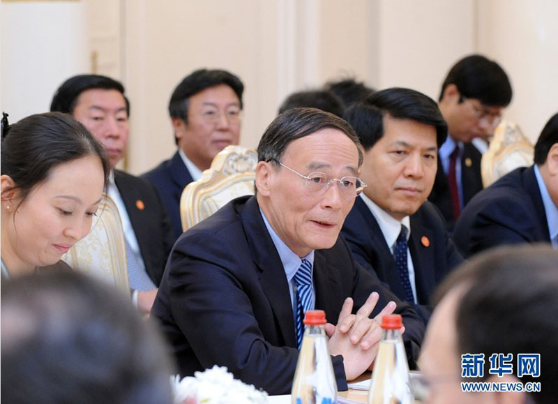 12月5日,中俄能源谈判代表第九次会晤在莫斯科举行。中俄能源谈判中方代表、国务院副总理王岐山与俄方代表、俄罗斯副总理德沃尔科维奇共同主持会议。新华社记者李勇摄