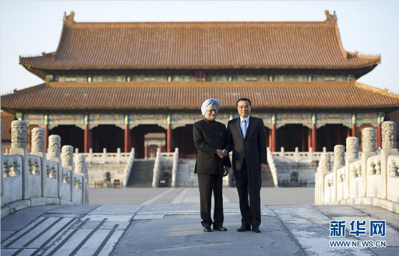 10月23日下午,国务院总理李克强陪同印度总理辛格参观故宫。两国总理在太和门广场合影。 新华社记者谢环驰摄