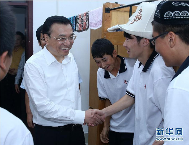 9月9日,在第29个教师节来临之际,中共中央政治局常委、国务院总理李克强在大连考察并看望师生,与基层教师座谈。这是李克强在大连二十高中学生宿舍与少数民族学生交流。 新华社记者 庞兴雷 摄