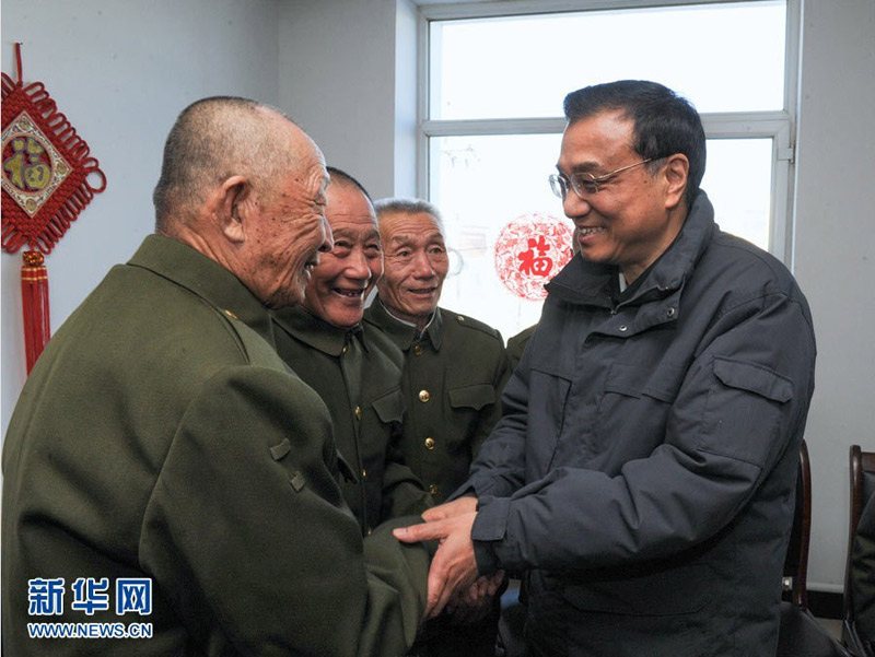 2月3日至5日,中共中央政治局常委、国务院副总理李克强在内蒙古包头市、兴安盟考察。这是2月4日,李克强来到兴安盟光荣院看望老战士,给他们拜年。 新华社记者 谢环驰 摄
