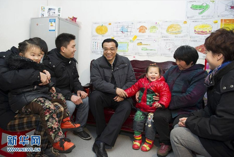 2012年12月27日至30日，中共中央政治局常委、國務院副總理李克強到江西九江、湖北恩施調研。這是12月27日，李克強來到江西九江經濟技術開發區職工宿舍樓，看望住在這裡的農民工和家屬。 新華社記者 黃敬文 攝