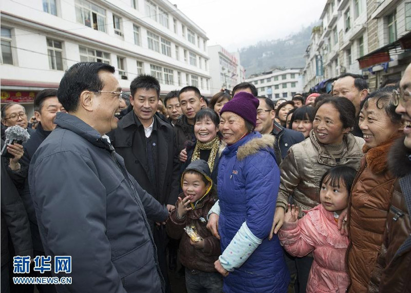 2012年12月27日至30日,中共中央政治局常委、国务院副总理李克强到江西九江、湖北恩施调研。这是12月29日,李克强在湖北恩施屯堡乡集镇与街上群众亲切交谈。 新华社记者 黄敬文 摄