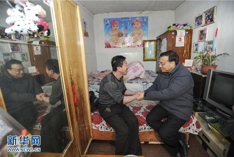 2月3日下午,李克强看望包头北梁棚户区居民,这里小巷窄到两人见面要侧身过,900多人才有一个厕所,三代同堂十几平米。李克强在居委会召开现场会。他说,棚户区改造要让群众从忧居变宜居,这是百姓天大的事,即使有天大的困难也要做下去。这是李克强来到高俊平家看望。新华社记者 谢环驰 摄