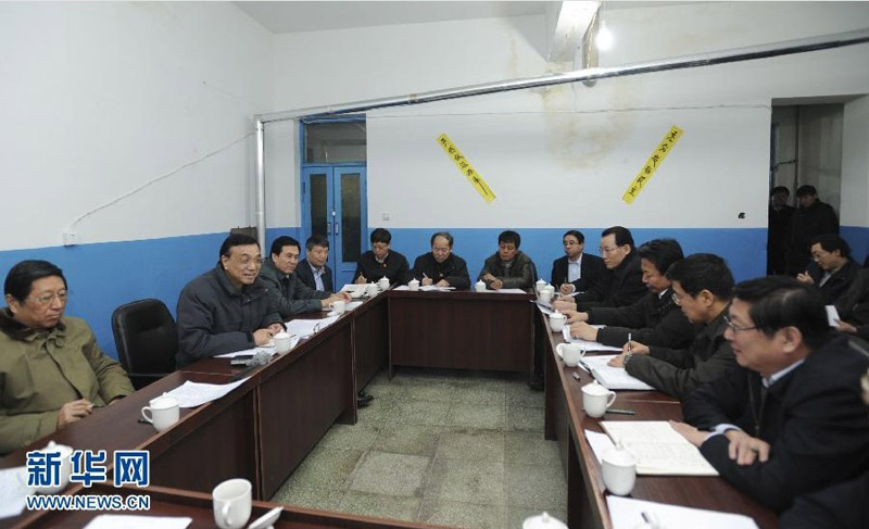 2月3日下午,李克强看望包头北梁棚户区居民,这里小巷窄到两人见面要侧身过,900多人才有一个厕所,三代同堂十几平米。李克强在居委会召开现场会。他说,棚户区改造要让群众从忧居变宜居,这是百姓天大的事,即使有天大的困难也要做下去。这是李克强在三官庙社区居委会召开棚户区改造工作现场会。新华社记者 谢环驰 摄