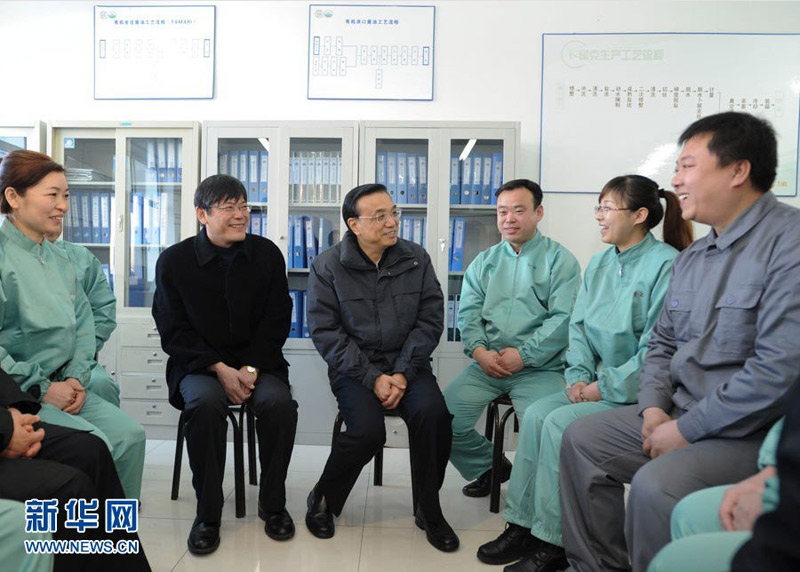 2月3日至5日,中共中央政治局常委、国务院副总理李克强在内蒙古包头市、兴安盟考察。这是2月5日,李克强来到兴安盟万佳食品公司与基层工人们交谈。 新华社记者 谢环驰 摄