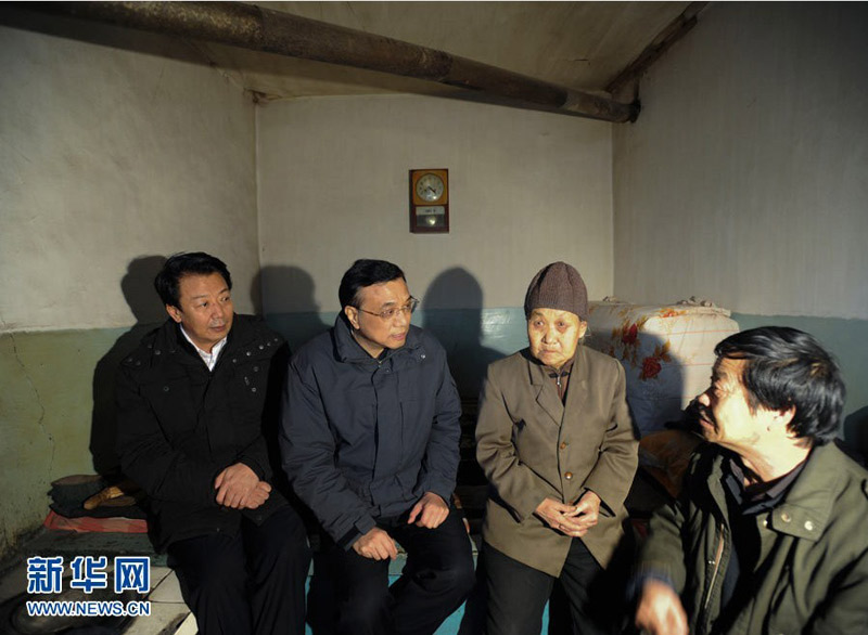 2月3日至5日,中共中央政治局常委、国务院副总理李克强在内蒙古包头市、兴安盟考察。这是2月3日,李克强来到包头北梁棚户区居民张志兰(右二)家了解居民的生活。 新华社记者 谢环驰 摄