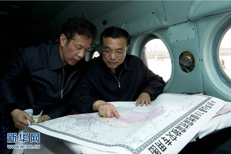4月20日,李克强乘飞机在四川邛崃机场降落后,搭乘运输救灾物资的直升机直飞震中。一上直升机,李克强就打开灾区地图,详细了解灾情和救援情况。新华社记者 黄敬文 摄