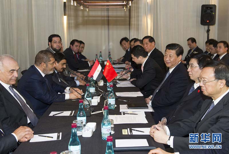 3月27日,国家主席习近平在南非德班会见埃及总统穆尔西。新华社记者 黄敬文 摄