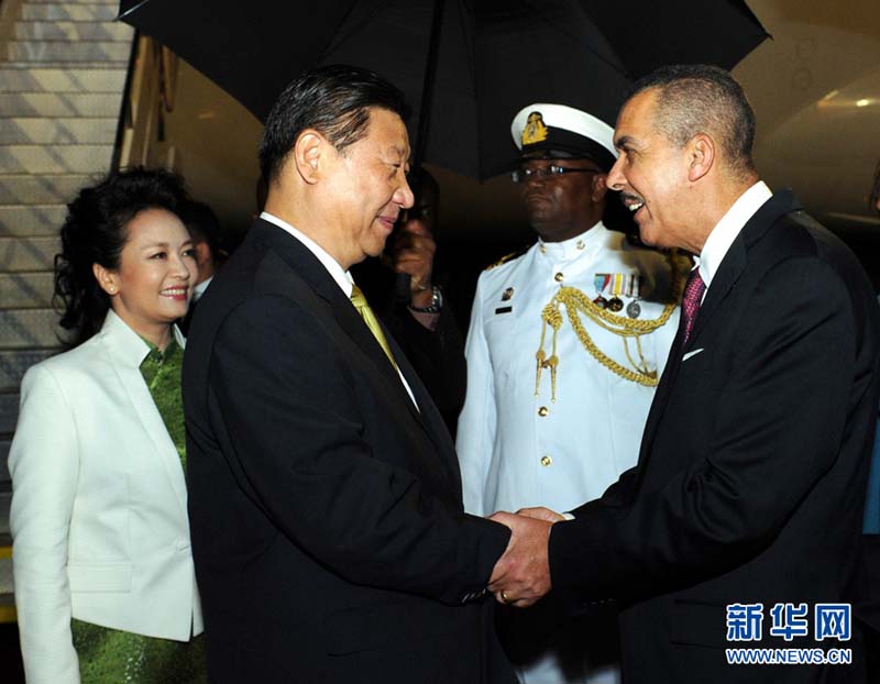 5月31日,国家主席习近平乘专机抵达西班牙港,开始对特立尼达和多巴哥进行国事访问。特立尼达和多巴哥总统卡莫纳夫妇、总理比塞萨尔等到机场迎接习近平和夫人彭丽媛。新华社记者饶爱民摄