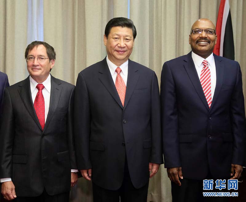 6月1日,国家主席习近平在西班牙港会见特立尼达和多巴哥参议长史密斯(左)、众议长马克(右)。 新华社记者兰红光摄