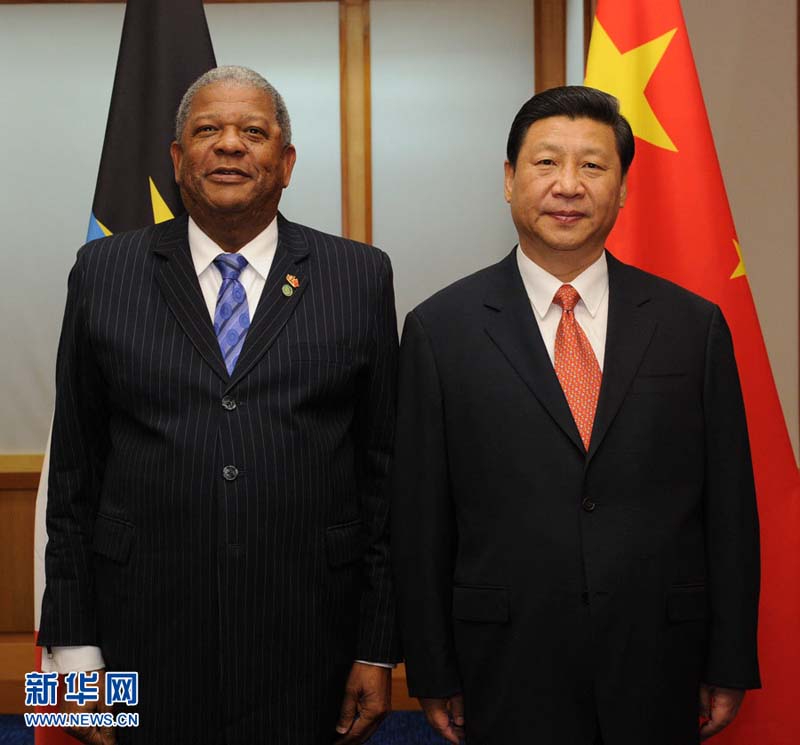 6月1日,国家主席习近平在西班牙港会见安提瓜和巴布达总理斯潘塞。 新华社记者饶爱民摄