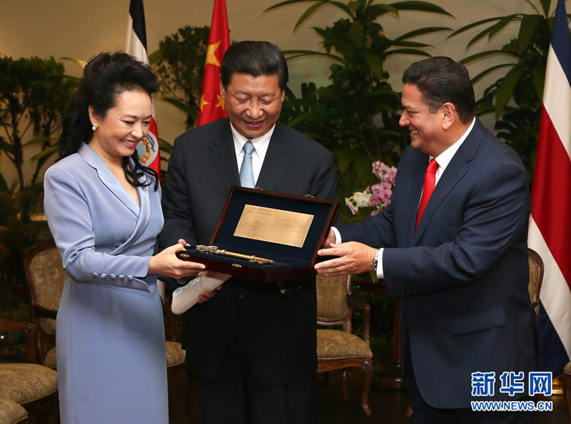 6月3日,中国国家主席习近平和夫人彭丽媛在哥斯达黎加首都圣何塞市接受该市市长阿拉亚授予的圣何塞城市钥匙。 新华社记者 兰红光 摄