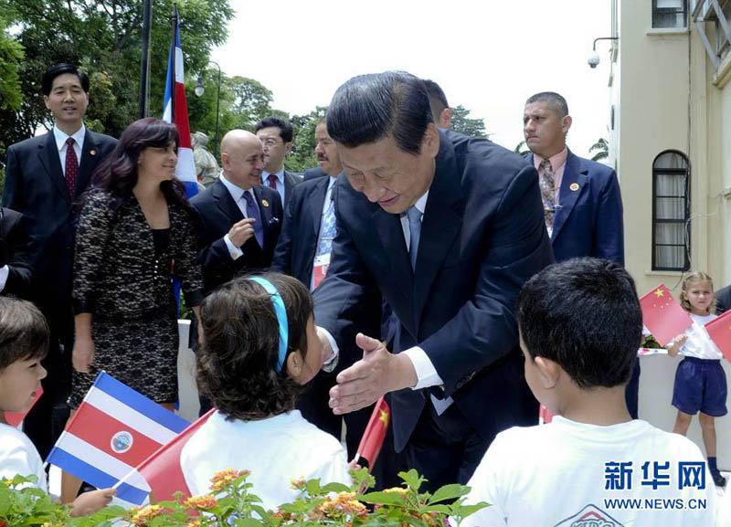 6月3日,中国国家主席习近平在圣何塞会见哥斯达黎加立法大会主席门多萨及各政党代表。 这是习近平在立法大会门口与小朋友们打招呼。新华社记者 张铎 摄