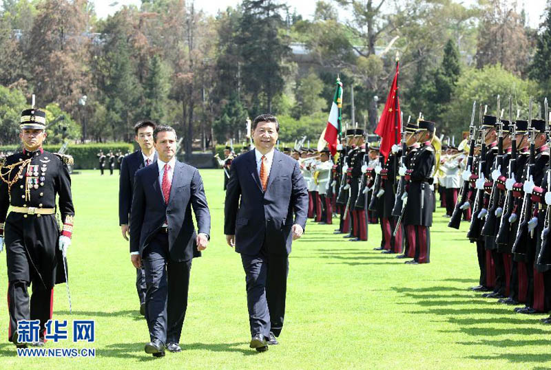 6月4日,墨西哥总统培尼亚在墨西哥城马尔特营广场为国家主席习近平举行隆重欢迎仪式。 新华社记者 姚大伟 摄