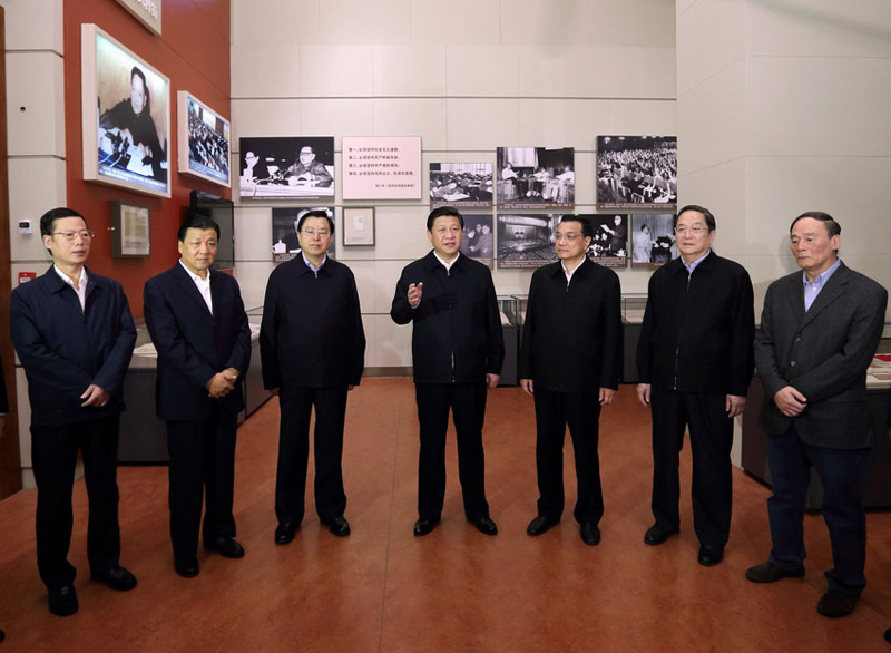 2012年11月29日,中共中央总书记、中央军委主席习近平和中央政治局常委李克强、张德江、俞正声、刘云山、王岐山、张高丽等来到国家博物馆,参观《复兴之路》展览。 新华社记者 兰红光 摄