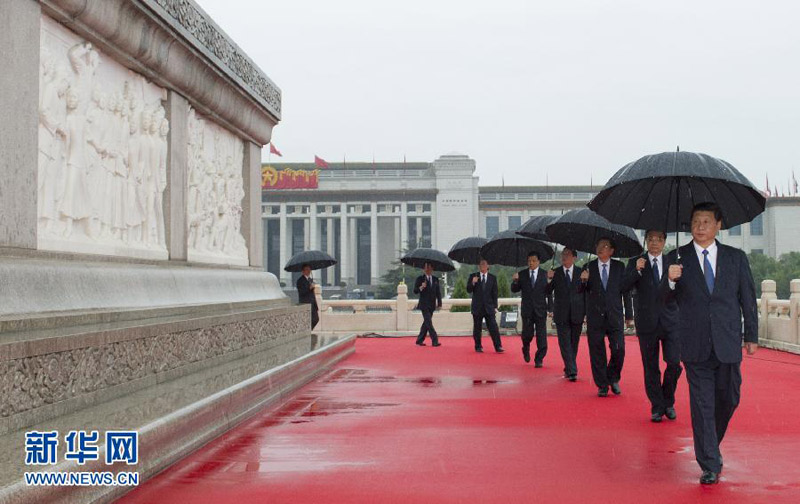 10月1日上午,在首都各界代表向人民英雄纪念碑敬献花篮仪式上,习近平等党和国家领导人瞻仰人民英雄纪念碑。 新华社记者 黄敬文 摄