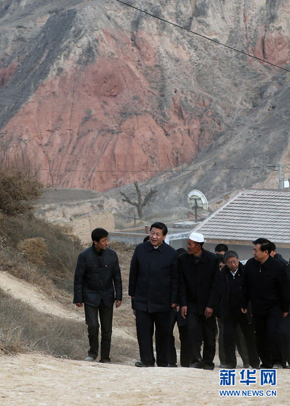 蛇年春节到来之际,中共中央总书记、中共中央军委主席习近平2月2日至5日来到甘肃,看望慰问各族干部群众,并向全国各族人民表达美好的新春祝福。 2月3日,习近平来到东乡族自治县布愣沟村看望乡亲们。 新华社记者兰红光摄