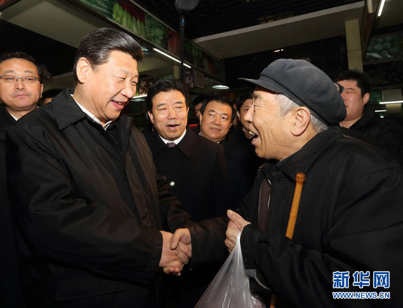 蛇年春节到来之际,中共中央总书记、中共中央军委主席习近平2月2日至5日来到甘肃,看望慰问各族干部群众,并向全国各族人民表达美好的新春祝福。 2月4日,习近平在兰州市城关区五泉菜市场考察时与前来买菜的居民亲切交谈。 新华社记者兰红光摄