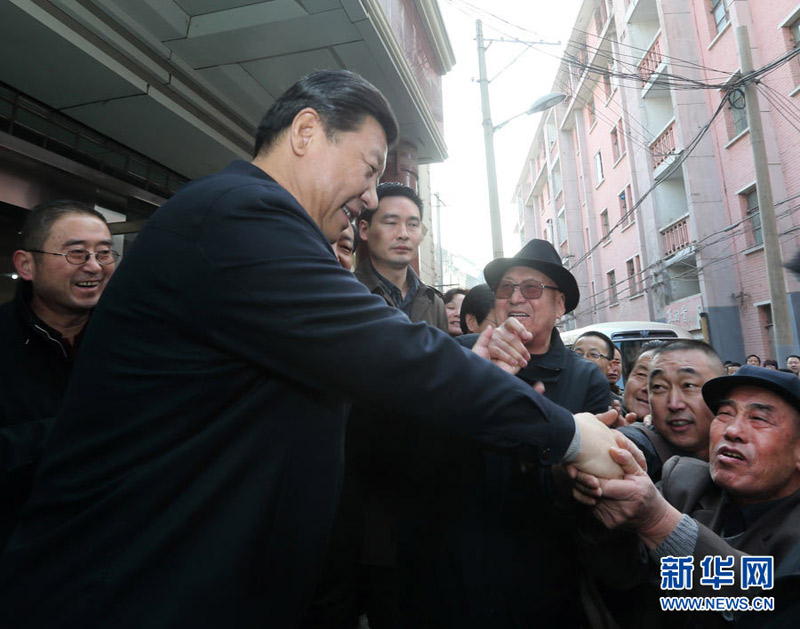 蛇年春节到来之际,中共中央总书记、中共中央军委主席习近平2月2日至5日来到甘肃,看望慰问各族干部群众,并向全国各族人民表达美好的新春祝福。 2月4日,习近平在兰州市七里河区西湖街道考察时,与社区居民亲切握手。 新华社记者兰红光摄