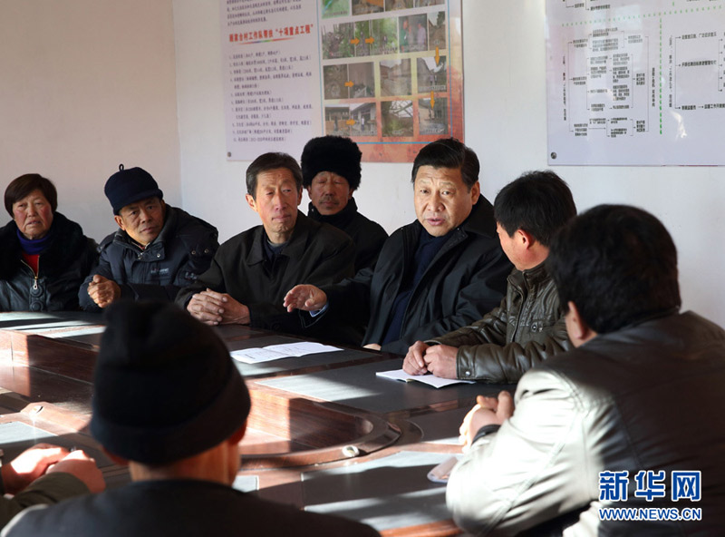 这是习近平在龙泉关镇顾家台村同基层干部群众座谈。新华社记者兰红光摄