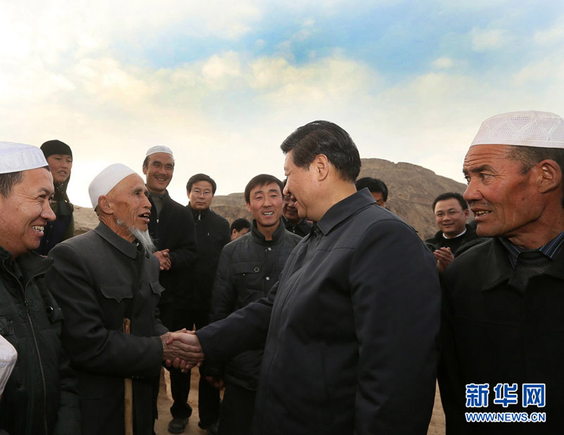 蛇年春节到来之际,中共中央总书记、中共中央军委主席习近平2月2日至5日来到甘肃,看望慰问各族干部群众,并向全国各族人民表达美好的新春祝福。 2月3日,习近平在东乡族自治县布愣沟村看望乡亲们。 新华社记者兰红光摄