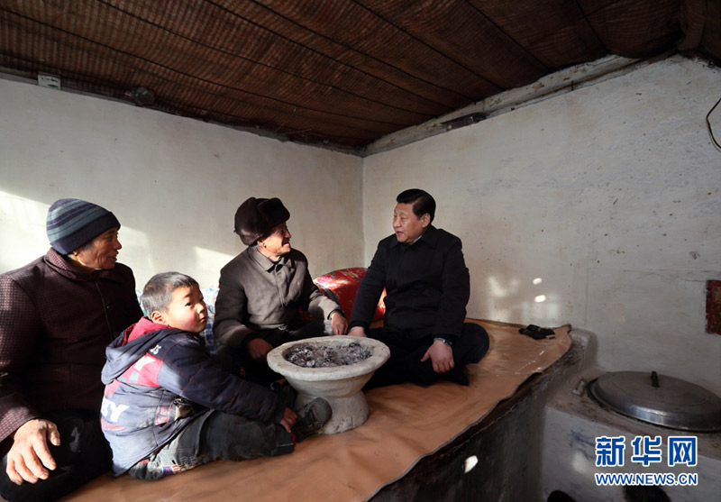 这是习近平在龙泉关镇骆驼湾村看望唐荣斌老人一家。新华社记者兰红光摄