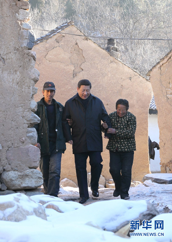 这是12月30日,习近平来到地处深山的龙泉关镇骆驼湾村,走进困难群众唐宗秀(右)家慰问看望。新华社记者 庞兴雷 摄