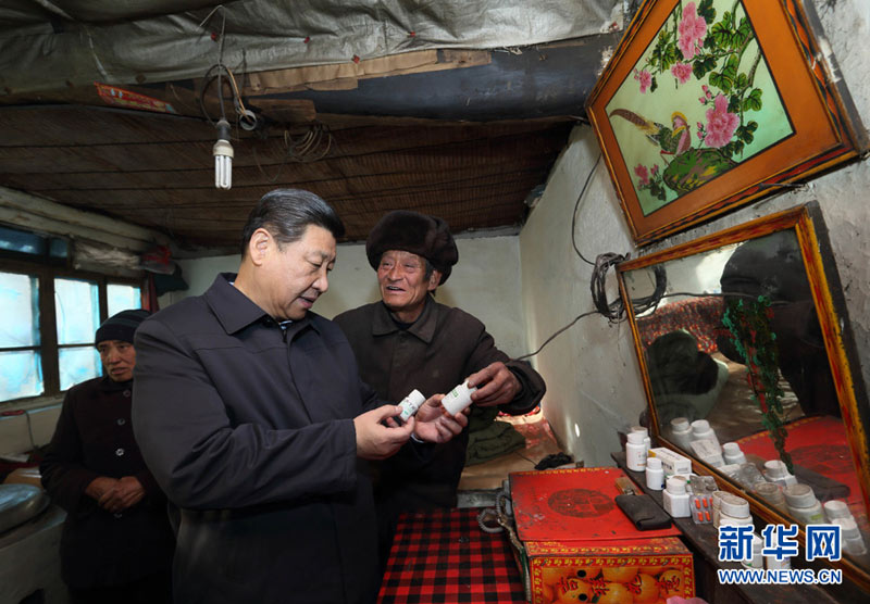 这是12月30日,习近平在龙泉关镇骆驼湾村困难群众唐荣斌家,详细询问身体有病的唐荣斌(右)日常服药情况。新华社记者 兰红光 摄