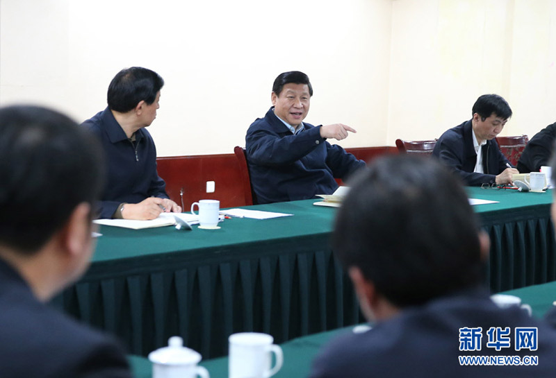 这是12月29日抵达阜平县后,习近平连夜听取河北省、保定市、阜平县经济社会发展特别是扶贫开发工作的汇报。新华社记者 兰红光 摄
