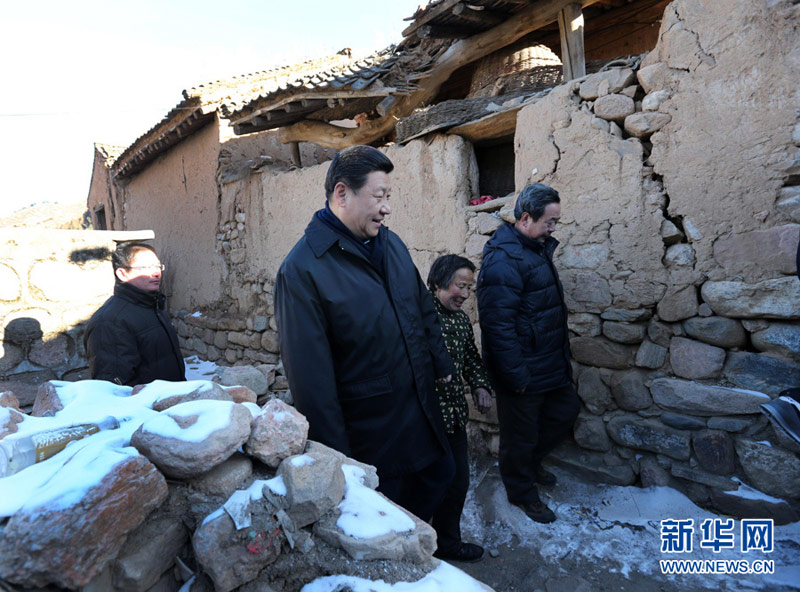 这是12月30日,习近平来到地处深山的龙泉关镇骆驼湾村,走进困难群众唐宗秀(前中)家慰问看望。新华社记者 庞兴雷 摄