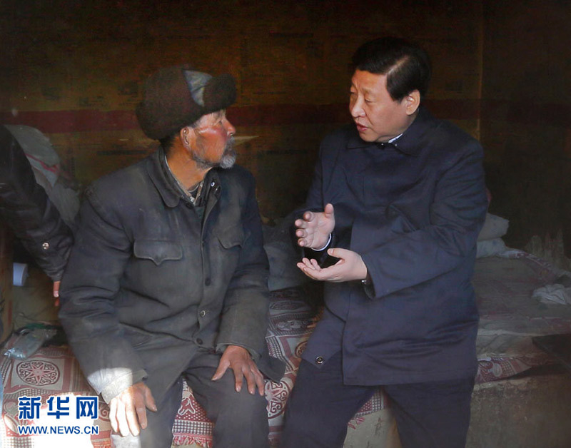 2月3日,中共中央总书记、中共中央军委主席习近平来到海拔2400多米、人均纯收入1400多元的定西市渭源县田家河乡元古堆村看望困难群众。图为习近平和八旬老党员马岗亲切交谈,了解生产生活情况。新华社记者兰红光摄