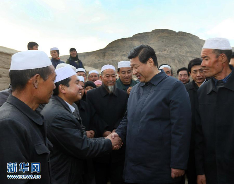 2月3日,中共中央总书记、中共中央军委主席习近平沿着陡峭山路来到山大沟深的临夏回族自治州东乡族自治县布楞沟村看望东乡族群众。图为习近平和村民们热情握手。新华社记者兰红光摄