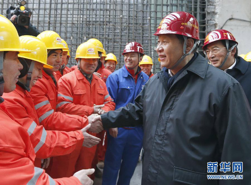 2月8日,中共中央总书记、中共中央军委主席习近平来到地铁施工现场、派出所、环卫站、出租客运公司,看望慰问坚守岗位的一线劳动者。这是习近平在地铁8号线南锣鼓巷站施工工地,慰问正在施工作业的农民工和工程技术人员。新华社记者 鞠鹏 摄