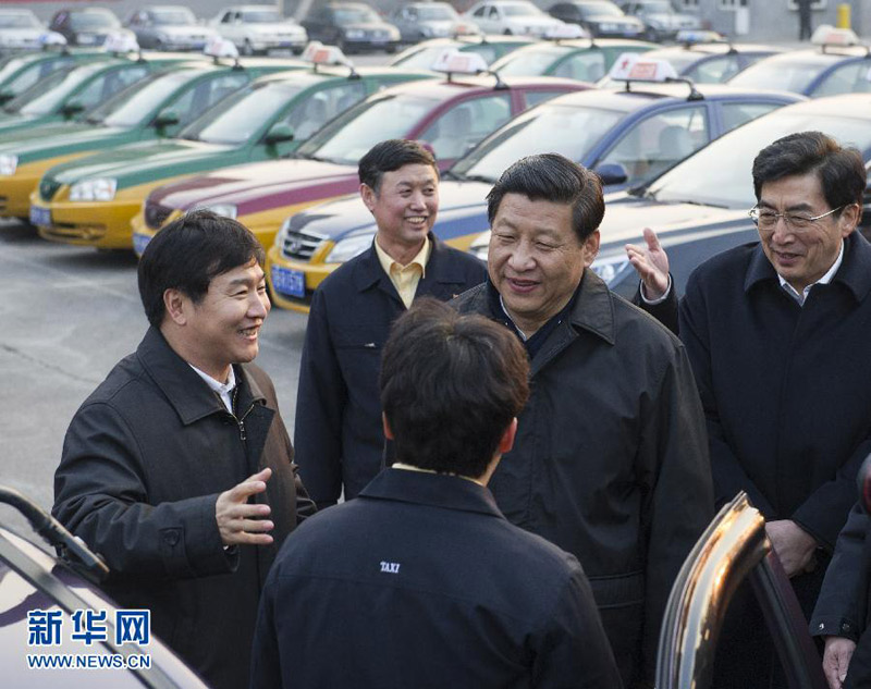 2月8日,中共中央总书记、中共中央军委主席习近平来到地铁施工现场、派出所、环卫站、出租客运公司,看望慰问坚守岗位的一线劳动者。这是习近平在北京市祥龙出租客运有限公司与正在作车辆保养的司机师傅亲切交流并向他们拜年。新华社记者 王晔 摄
