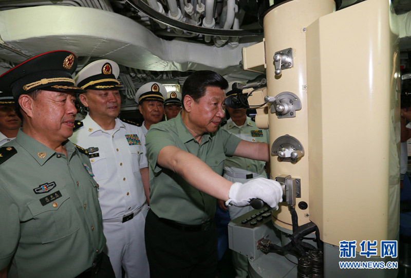 中共中央总书记、国家主席、中央军委主席习近平在出席博鳌亚洲论坛2013年年会相关活动后,专程来到海军驻三亚部队,代表党中央、中央军委向官兵们致以诚挚的问候,勉励大家深入抓好党的十八大精神学习贯彻,牢记党在新形势下的强军目标,坚定强军信心,献身强军实践。这是4月9日,习近平视察某新型潜艇,了解武器装备性能。新华社记者 李刚 摄
