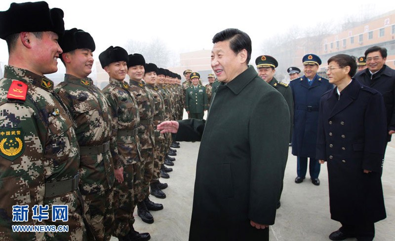 2013年1月29日,中华民族的传统节日春节来临之际,中共中央总书记、中共中央军委主席习近平到武警部队视察,代表党中央、国务院和中央军委,向武警部队全体官兵致以节日的问候。这是习近平在武警北京市总队十三支队向新兵详细了解新兵训练和生活情况。新华社记者 李刚 摄