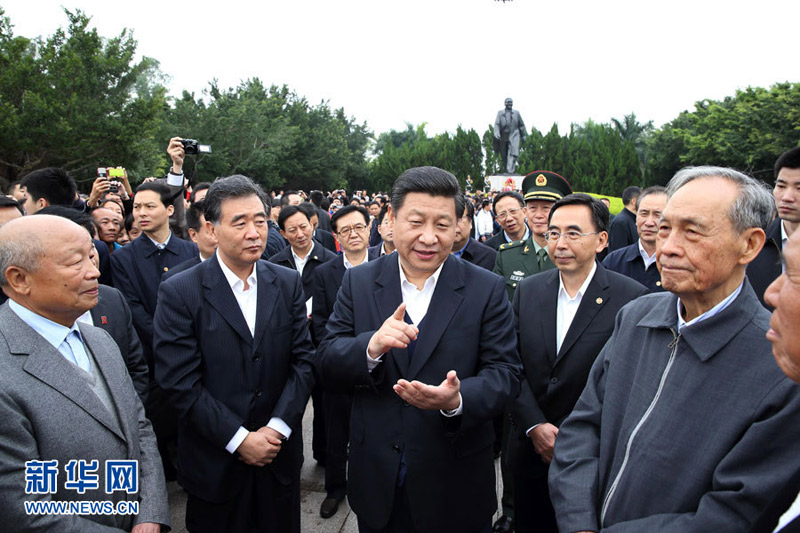 2012年12月7日至11日,中共中央总书记、中央军委主席习近平在广东省考察工作。这是习近平在深圳莲花山公园与当年参与特区建设的老同志交谈。新华社记者兰红光摄