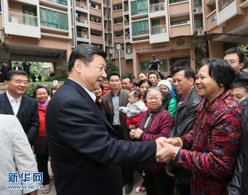 12月7日至11日,中共中央总书记、中央军委主席习近平在广东省考察工作。这是习近平在深圳罗湖区南湖街道渔民村社区考察时与居民握手交谈。新华社记者兰红光摄