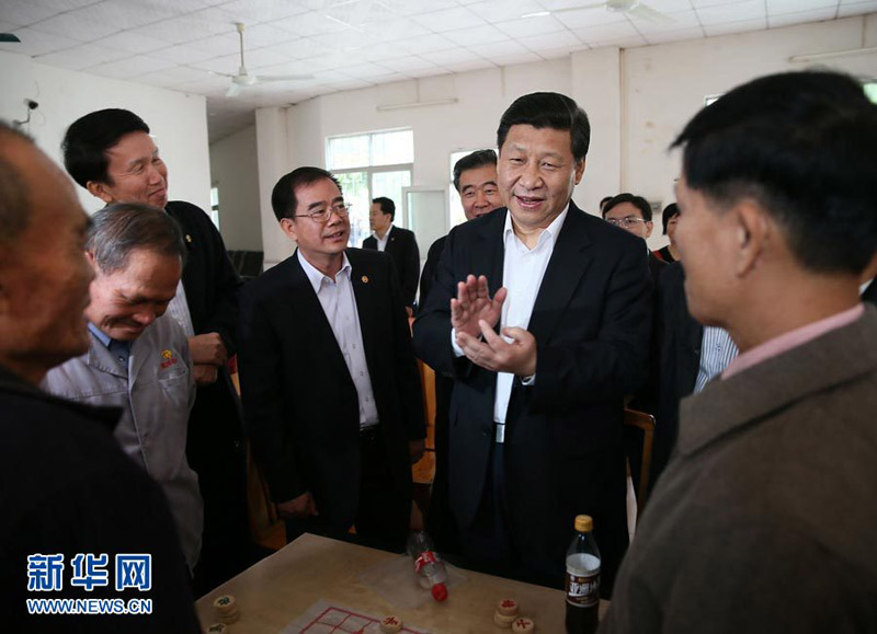 12月7日至11日,中共中央总书记、中央军委主席习近平在广东省考察工作。这是习近平在顺德黄龙村老人活动中心与在此休闲的村民交谈。新华社记者兰红光摄