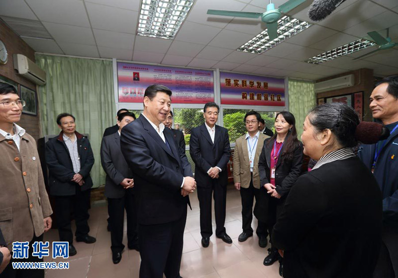 12月7日至11日,中共中央总书记、中央军委主席习近平在广东省考察工作。这是习近平在深圳罗湖区南湖街道渔民村社区居委会考察了解基层党组织建设和社区工作情况。新华社记者兰红光摄
