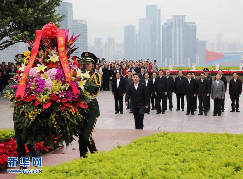 12月7日至11日,中共中央总书记、中央军委主席习近平在广东省考察工作。这是习近平在深圳莲花山公园向邓小平铜像敬献花篮。新华社记者兰红光摄